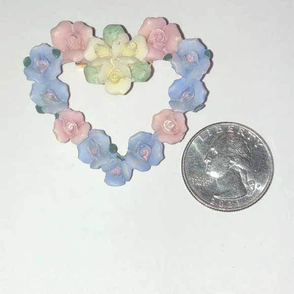 Floral Boho Vintage Heart Brooch with Pastel Roses - Picture 4 of 5
